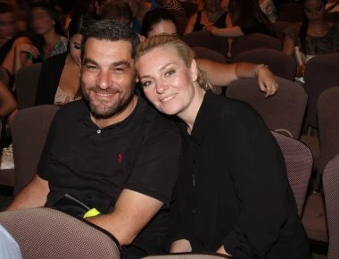 Ο γάμος της Ελισάβετ Μουτάφη με τον Μάνο Νιφλή στη Σαντορίνη (βίντεο)